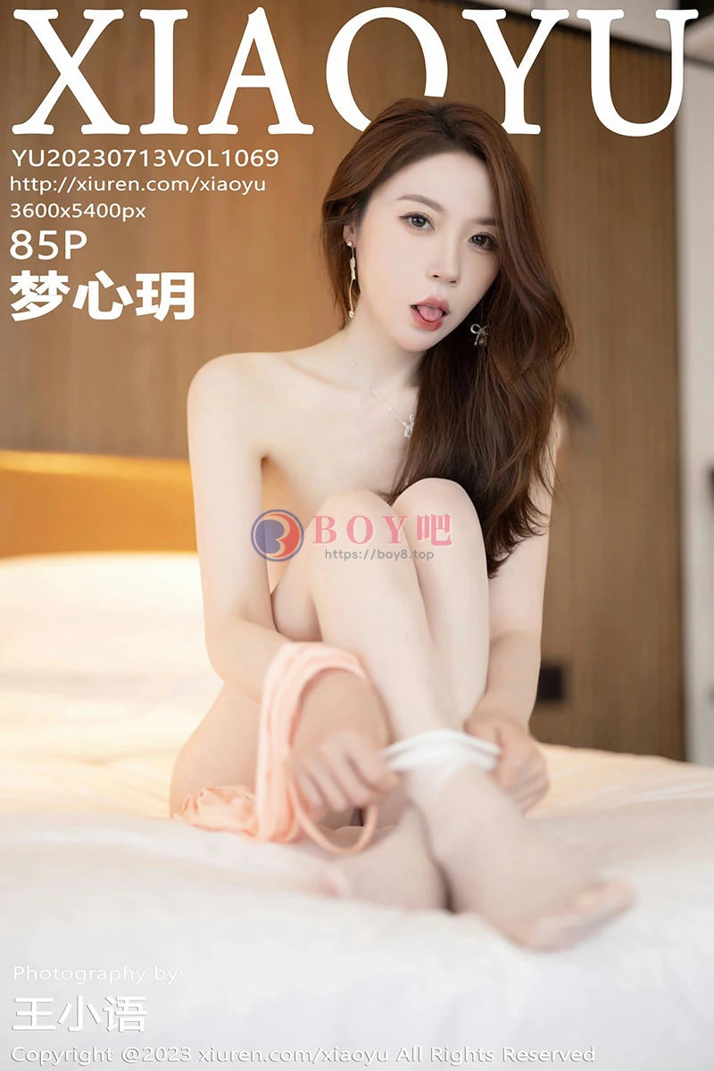 [XiaoYu语画界] Vol.1069 模特梦心玥粉色上衣配白短裙露白丝袜秀高挑曼妙身姿诱惑写真-BOY吧