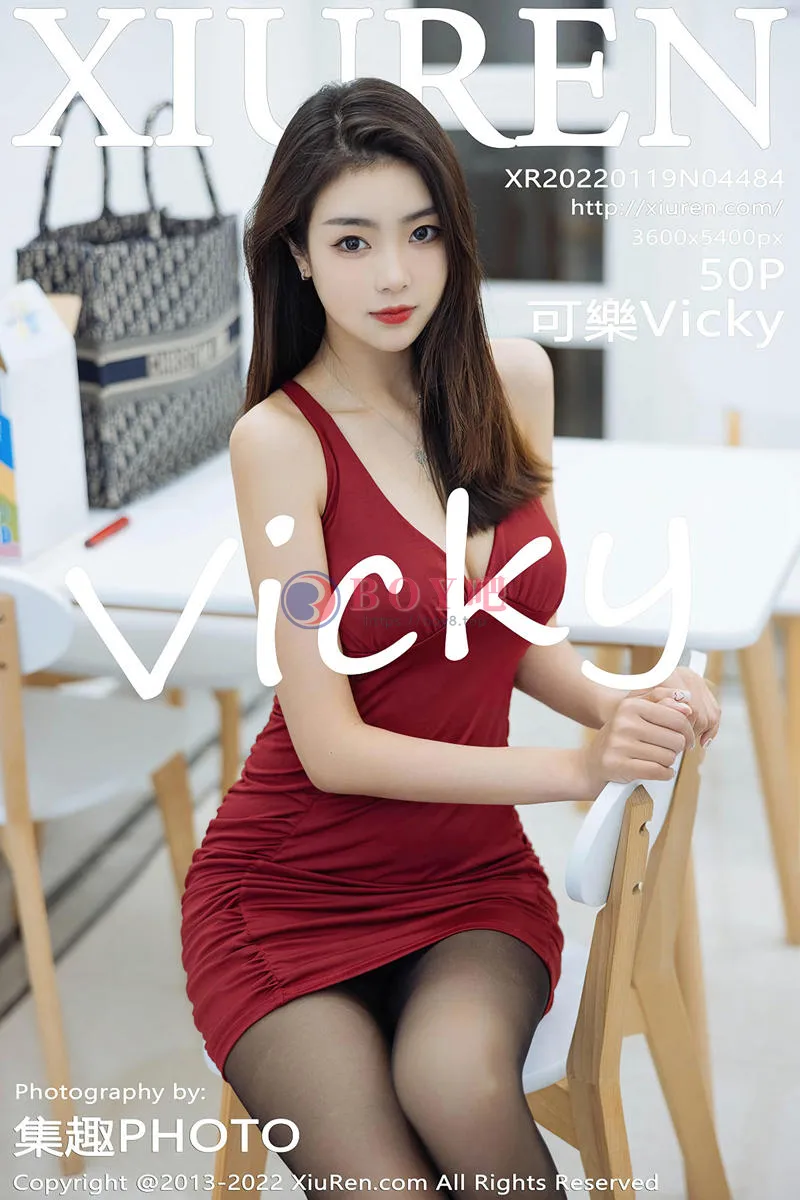 [XiuRen秀人网] No.4484 模特可乐Vicky私房红色性感连衣短裙配黑丝裤袜秀美腿诱惑写真-BOY吧