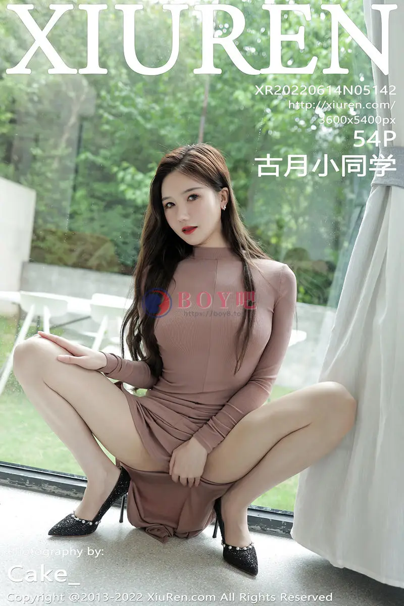 [XiuRen秀人网] No.5142 模特古月小同学室内场景性感收身长裙半撩秀翘臀美腿诱惑写真-BOY吧