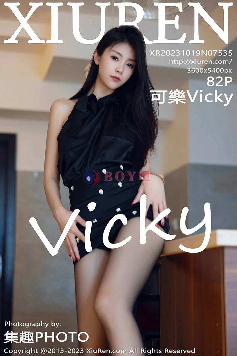 [XiuRen秀人网] No.7535 模特可乐Vicky性感黑色上衣配黑短裙露超薄黑丝秀美腿诱惑写真-BOY吧