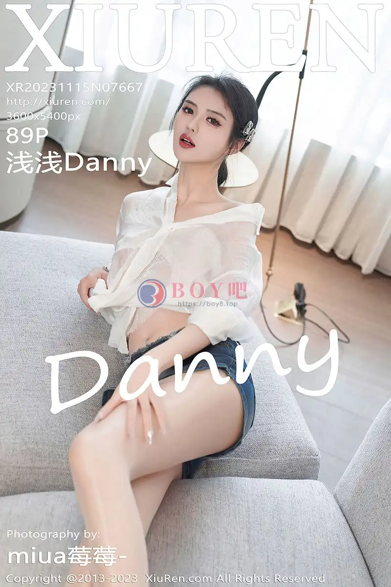 [XiuRen秀人网] No.7667 模特浅浅Danny性感白T配牛仔短裙露闪亮肉丝秀美腿诱惑写真-BOY吧