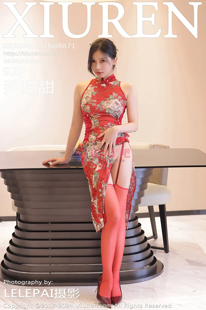 [XiuRen秀人网] NO.8871 模特尹甜甜性感红色旗袍服饰配红丝吊袜半撩秀翘臀美腿诱惑写真-BOY吧