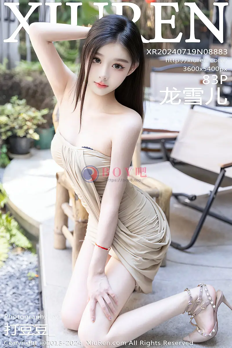 [XiuRen秀人网] NO.8883 模特龙雪儿性感米色吊带短裙露黑色内衣半撩秀翘臀美腿诱惑写真-BOY吧