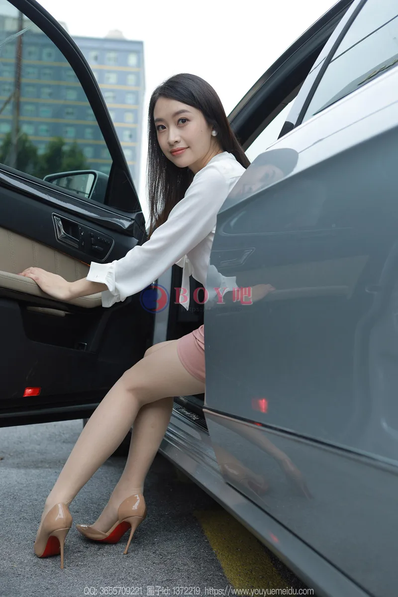 [IESS异思趣向] 2023.10.16 丝享家 1560 小婕 车里车外 [84P-79MB]-BOY吧