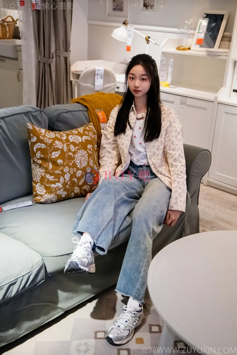 [足愉心] NO.012 奶芙（搭配：碎花衬衫、牛仔长裤、运动鞋、白色棉袜、裸足） [110P+2V-4.16GB]-BOY吧