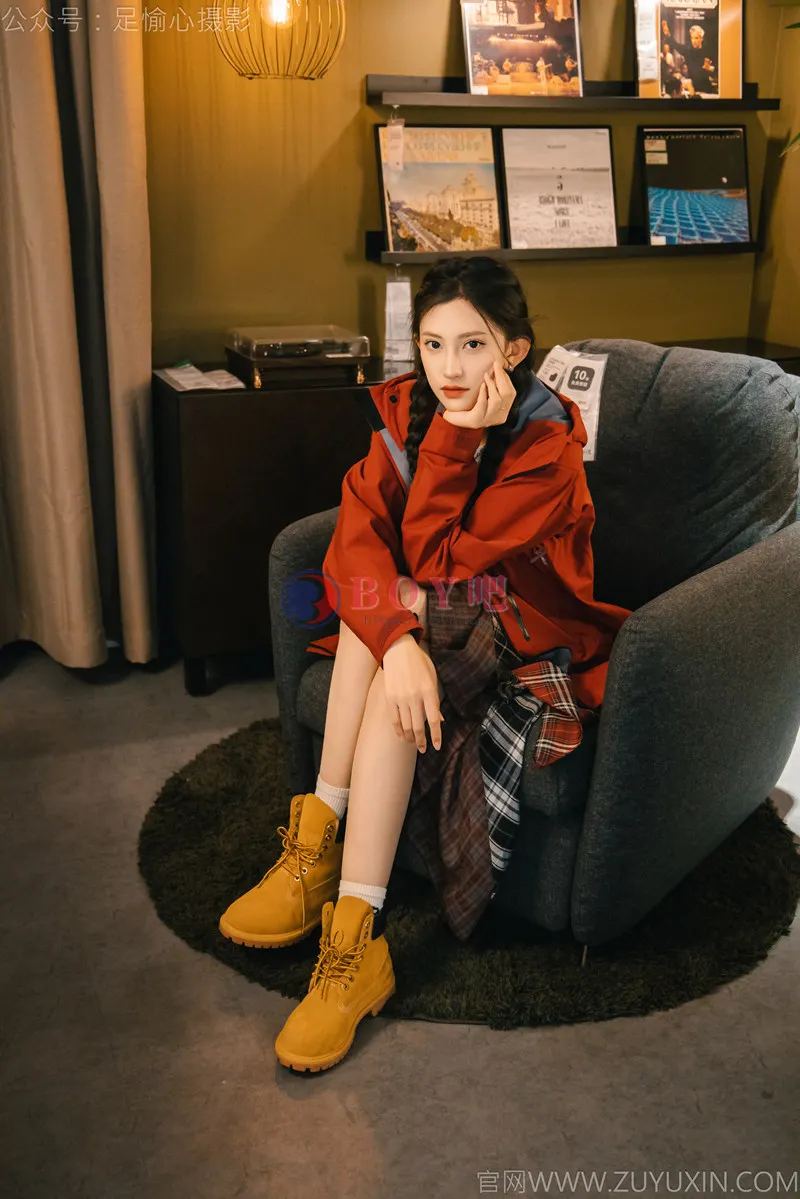 [足愉心] NO.015 可乐（搭配：红色夹克、白T、短裙、马丁靴、肉丝色袜、白棉袜） [120P+2V-5.03GB]-BOY吧