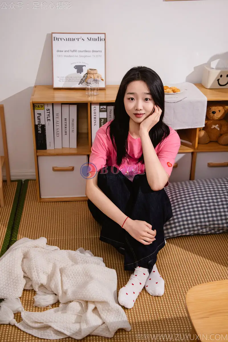 [足愉心] NO.018 奶芙（搭配：粉色T恤、牛仔长裤、运动鞋、白色棉袜、裸足）[110P+2V-6.51GB]-BOY吧