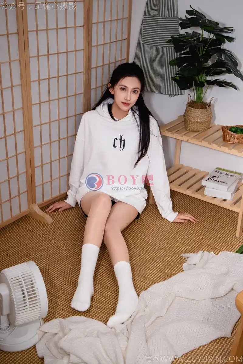 [足愉心] NO.022 可乐（搭配：白色卫衣、黑色打底裤、运动鞋、肉丝色袜、白色长筒棉袜） [110P+2V-5.40GB]-BOY吧