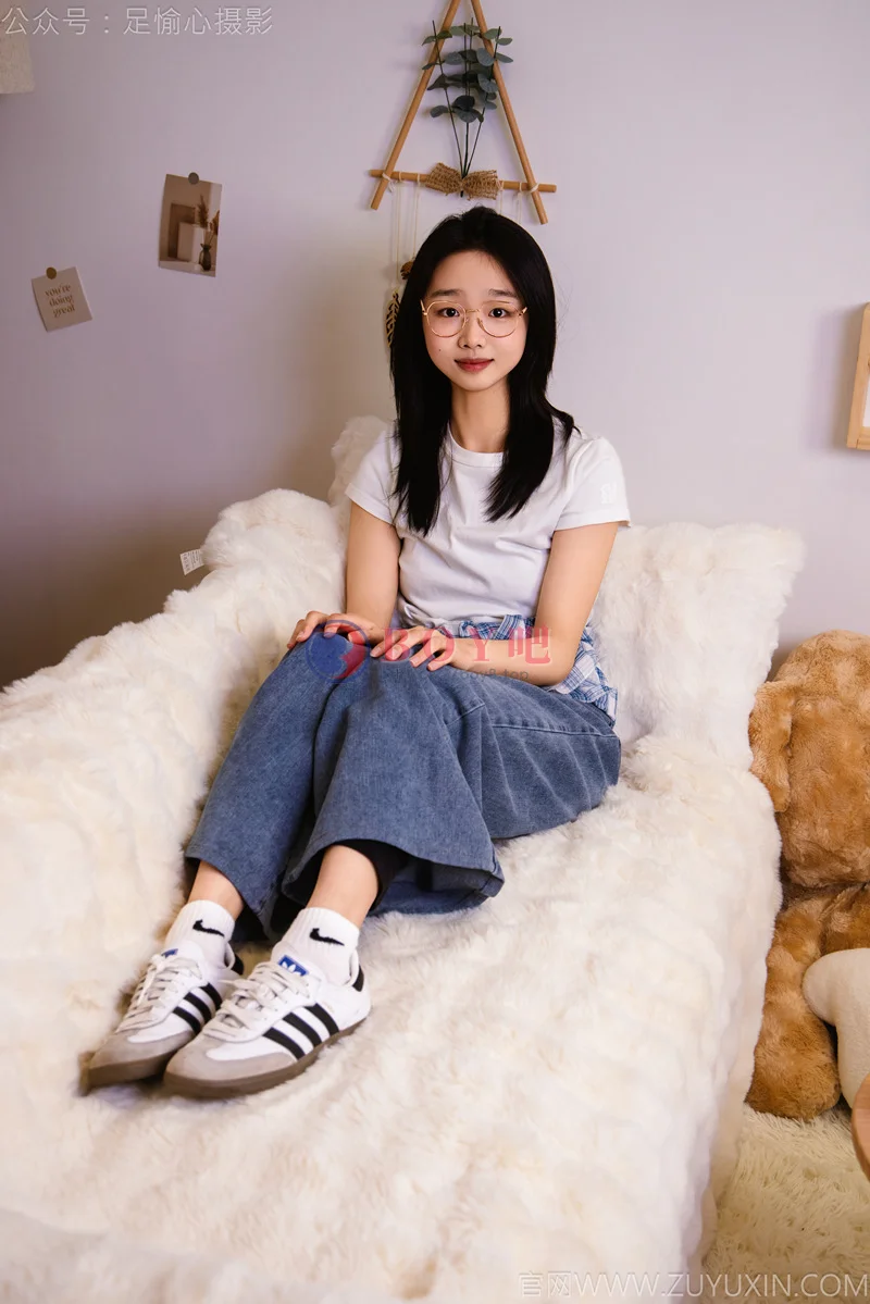 [足愉心] NO.027 奶芙（搭配：白色T恤、牛仔长裤、德训鞋、白色棉袜、裸足） [110P+2V-6.45GB]-BOY吧